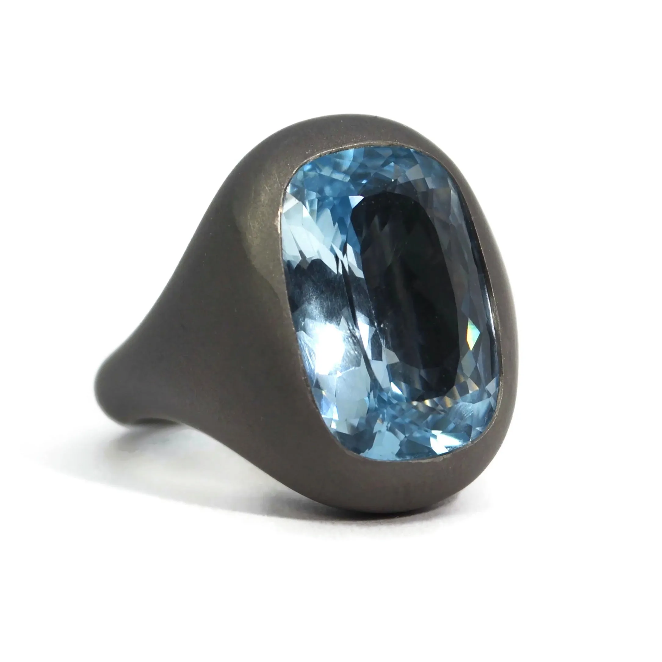 A & Furst - Essential - Cocktail Ring with Sky Blue Topaz, Titanium and 18k Yellow Gold